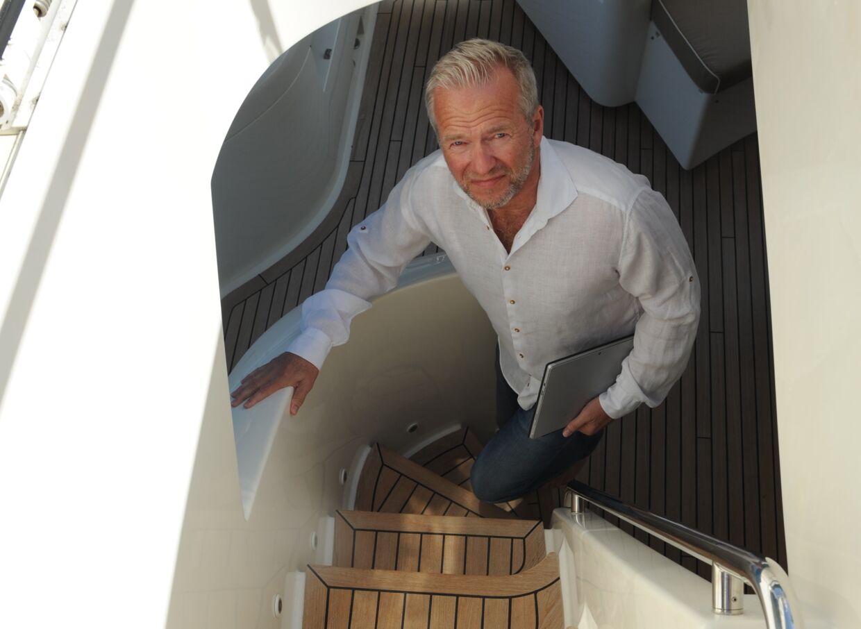 Her ses den danske finansmand, iværksætter og investor Lars Tvede på sin båd.