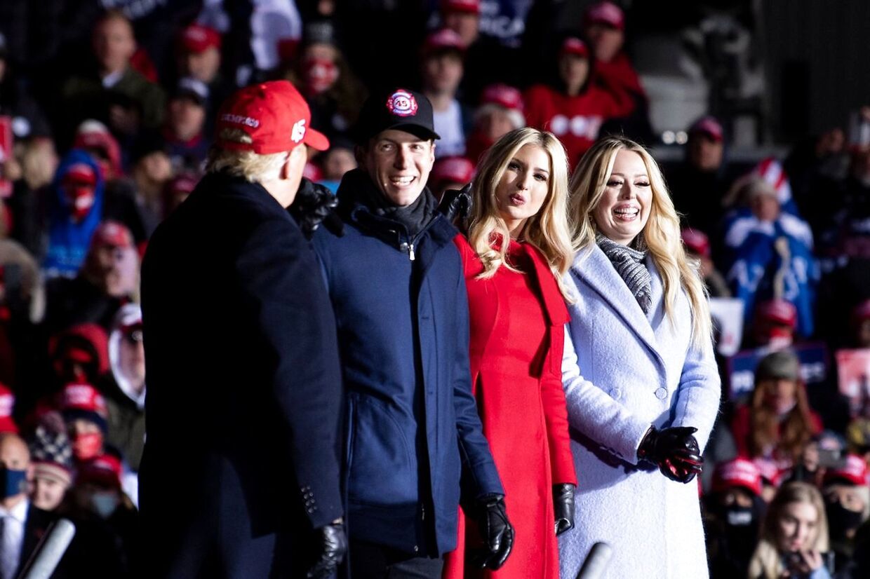 Her ses rådgiver Jared Kushner sammen med Donald Trumps døtre, Ivanka og Tiffany Trump under et vælgerarrangement 2. november.