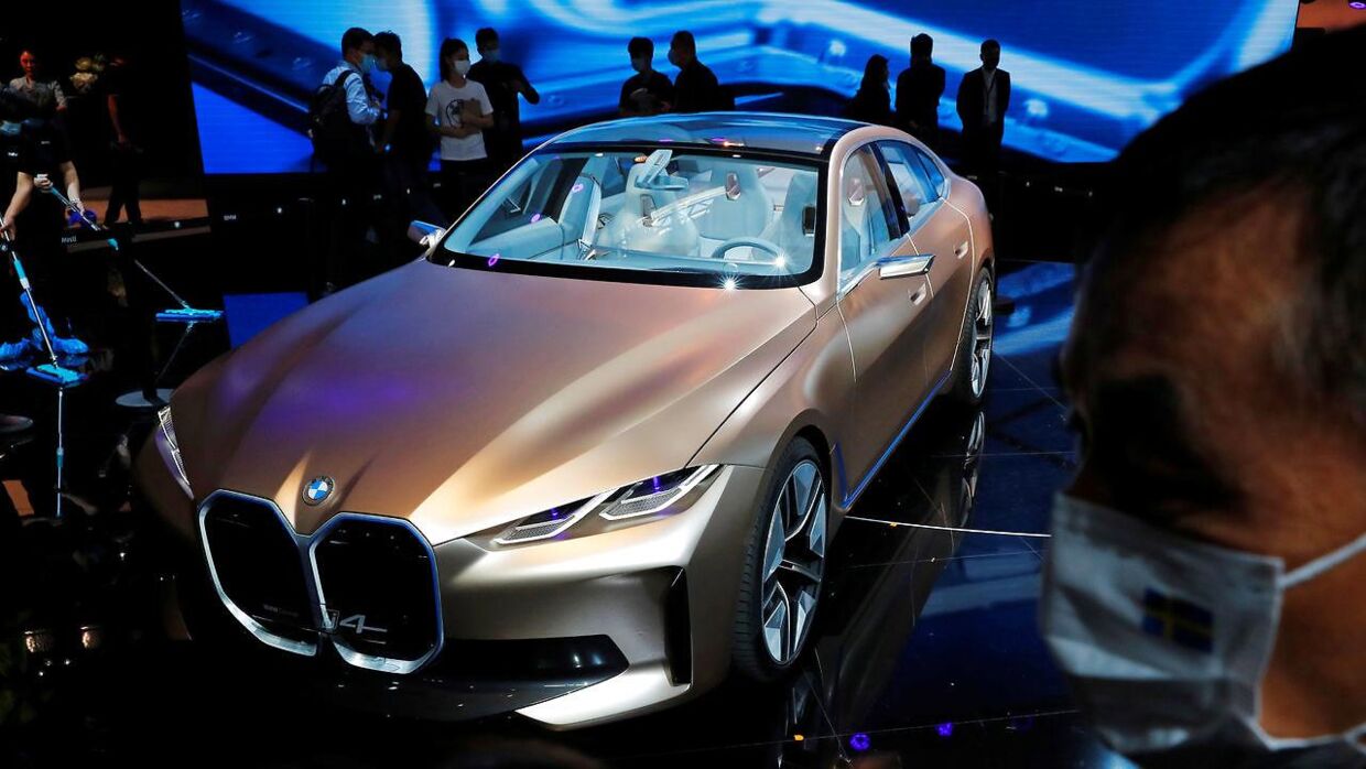 Her ser folk på BMWs BMW i4 under biludstillingen Beijing International Automotive Exhibition i Kina 26. september 2020.