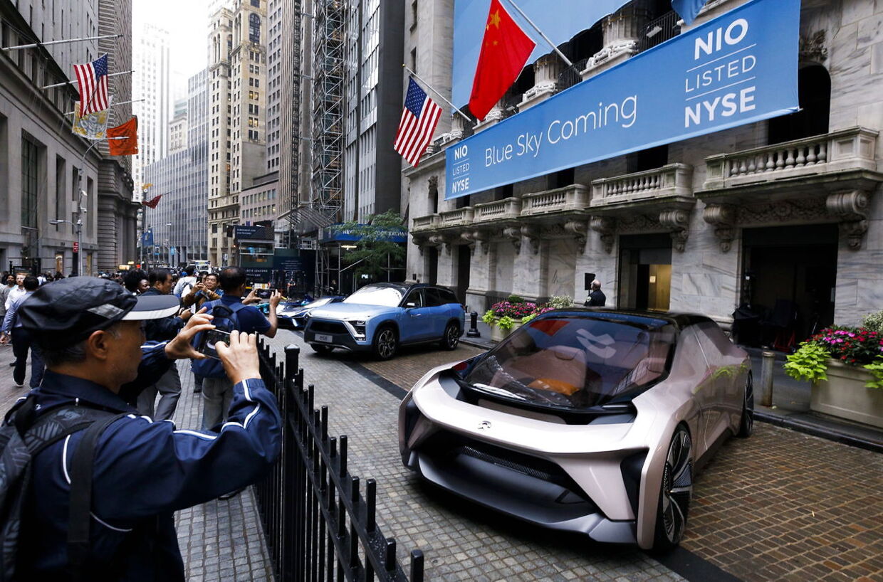 epaselect epa07014819 Electric vehicles are lined up in front of the New York Stock Exchange leading up to the initial public offering of NIO Inc., a Chinese electric-vehicle company, in New York, New York, USA, on 12 September 2018. The company, which has been compared to Tesla, is expected to raise around 1 billion USD / 860 million Euros. EPA/JUSTIN LANE