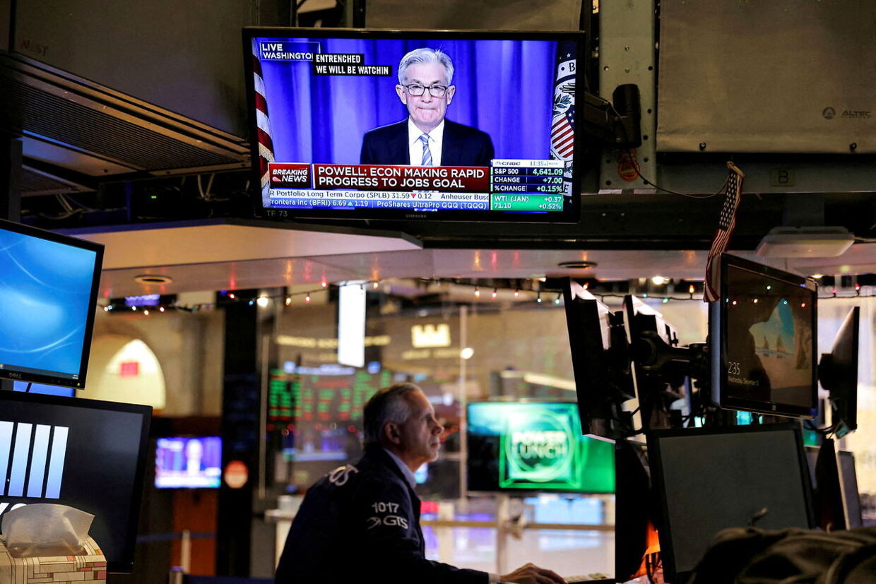 FILE PHOTO: Federal Reserve Chair Jerome Powell is seen delivering remarks on a screen as a trader works on the trading floor at the New York Stock Exchange (NYSE) in Manhattan, New York City, U.S., December 15, 2021. REUTERS/Andrew Kelly/File Photo/File Photo/File Photo